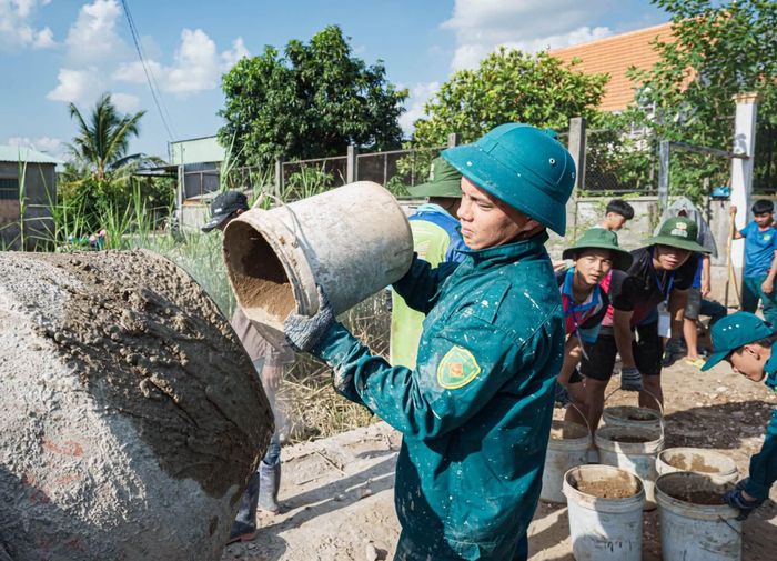  Chiến sĩ Hành quân xanh xã Hiệp Phước tham gia nâng cấp tuyến hẻm tại ấp Bàu Le 