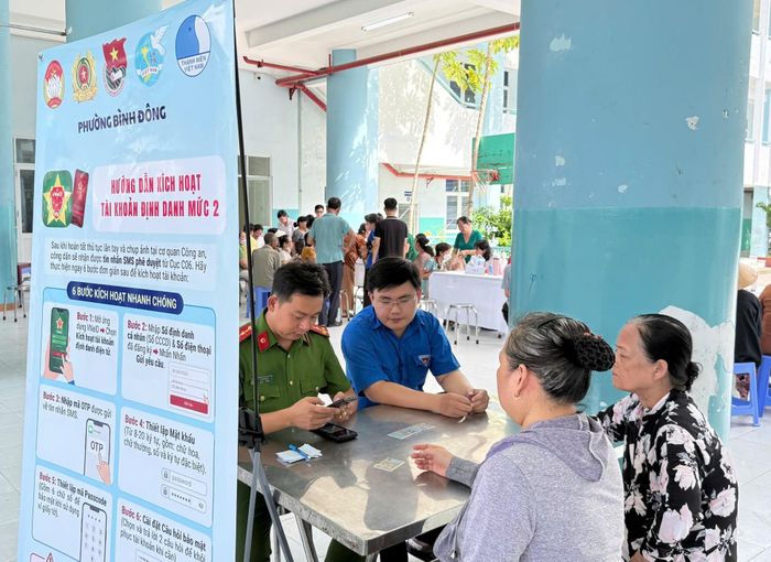  Đoàn viên, thanh niên phường Bình Đông hướng dẫn người dân kích hoạt tài khoản định danh mức 2 