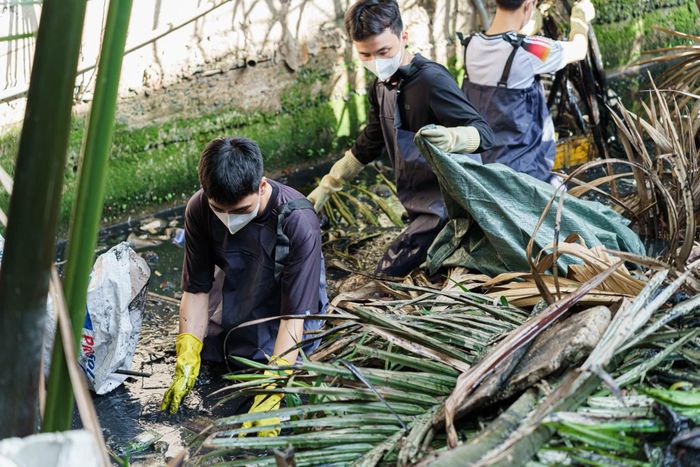  Các bạn trẻ dọn rác, khơi thông dòng chảy tại rạch cầu Bà Sáu, xã Hiệp Phước 