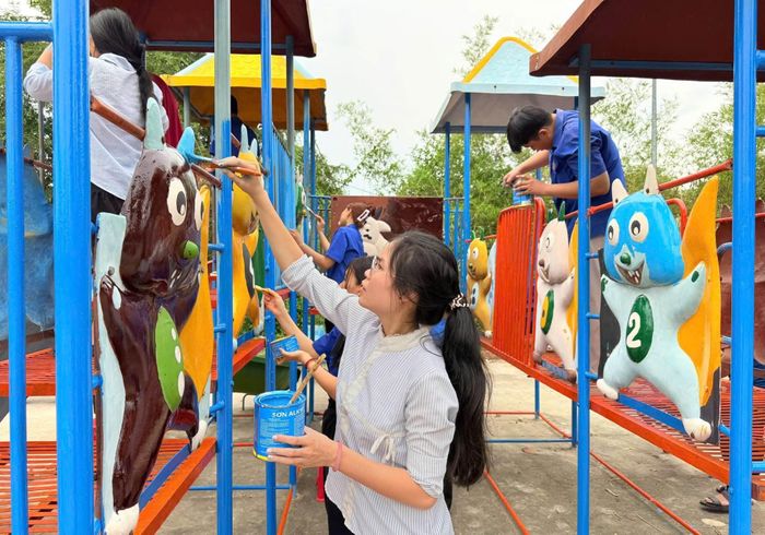  Đoàn viên, thanh niên phường Tân Hiệp sơn sửa khu vui chơi thiếu nhi 