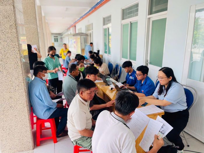  Đoàn viên, thanh niên phường Bình Hưng Hòa hỗ trợ công tác khám sức khỏe toàn dân 