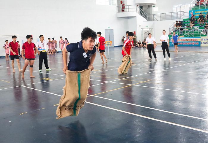  Phần tranh tài nhảy bao bố diễn ra hấp dẫn. Ảnh: THANH TÙNG 
