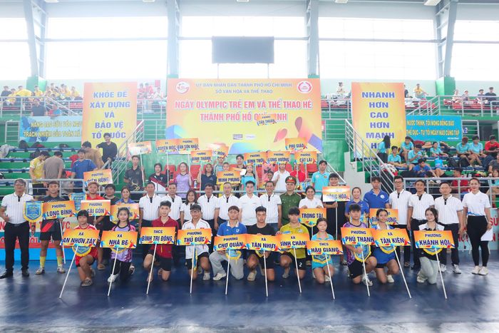  Ban tổ chức cùng đại diện các đoàn tham dự. Ảnh: THANH TÙNG 