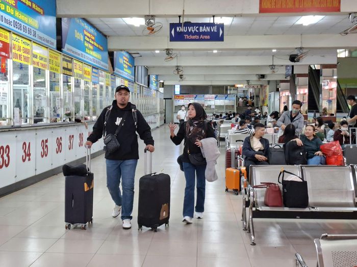 Bến xe miền Đông cũ luôn tập trung khách đi lại dịp lễ. Ảnh: Huy Vũ