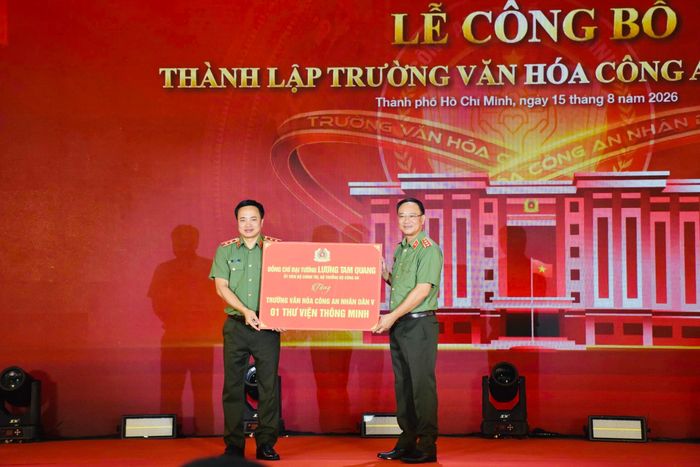  Lãnh đạo Bộ Công an tặng quà cho nhà trường 