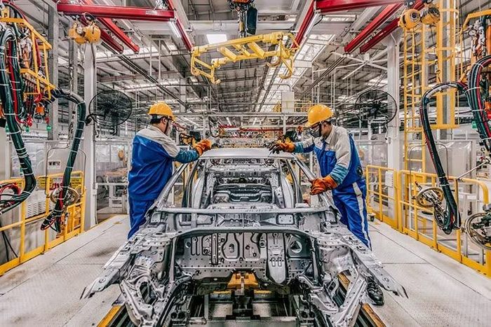 Không chỉ phục vụ nhu cầu thị trường nội địa, Hyundai Thành Công đã chủ động chuyển hướng làm chủ công nghệ, tự động hóa dây chuyền và nâng cao tay nghề đội ngũ kỹ sư. Quy trình kiểm soát chất lượng khép kín từ lắp ráp, kiểm định đến đóng gói xuất khẩu giúp các mẫu xe "Made in Vietnam" đáp ứng hoàn hảo các tiêu chuẩn kỹ thuật riêng biệt của từng quốc gia nhập khẩu.