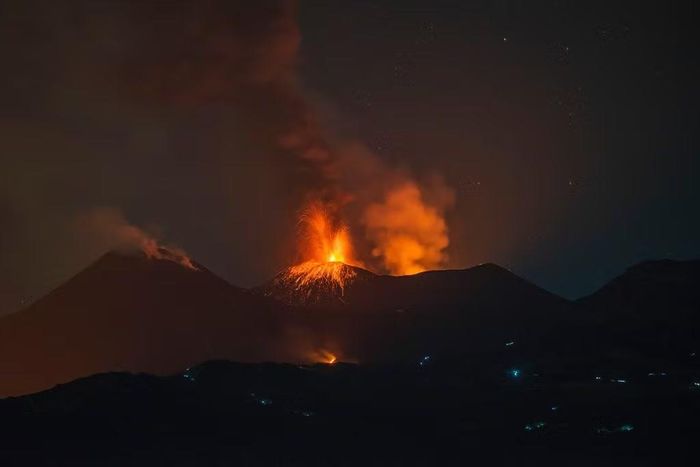 Núi lửa Etna ở Sicily, Italy, phun trào. Ảnh: AP/Salvatore Allegra.