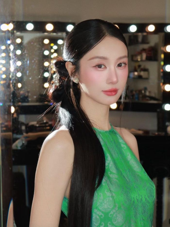 Trong nhiều bộ ảnh và các lần xuất hiện trước công chúng, Jun Vũ luôn mang đến cảm giác nhẹ nhàng, gần gũi nhưng vẫn toát lên nét riêng. Ảnh: FB Jun Vũ