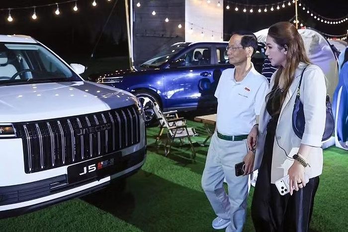 Chủ tịch HĐQT Tập đoàn Geleximco - ông Vũ Văn Tiền, với mẫu xe Trung Quốc Jaecoo J5 - mẫu xe đầu tiên dời dây chuyền của nhà máy liên doanh với Omoda Jaecoo tại Hưng Yên.