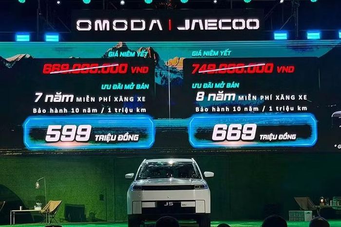 Khi ra đại lý, khách hàng mua xe Jaecoo J5 sẽ được hưởng mức giá thấp hơn nhờ chính sách ưu đãi cho 555 khách đầu tiên tính đến hết ngày 31/8/2026.