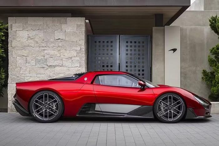 Ra mắt trong Tuần lễ xe hơi Monterey, McL 6GT là chiếc McLaren số sàn đầu tiên kể từ khi chiếc F1 mang tính bước ngoặt ra mắt năm 1992. Và đây không chỉ đơn thuần là một hộp số kiểu cũ được gắn vào một kiểu dáng McLaren hiện tại quá quen thuộc. Nó hé lộ một nhánh mới, cực kỳ độc quyền trong gia đình siêu xe của công ty, dành cho những người chủ đam mê lái xe và giàu có.