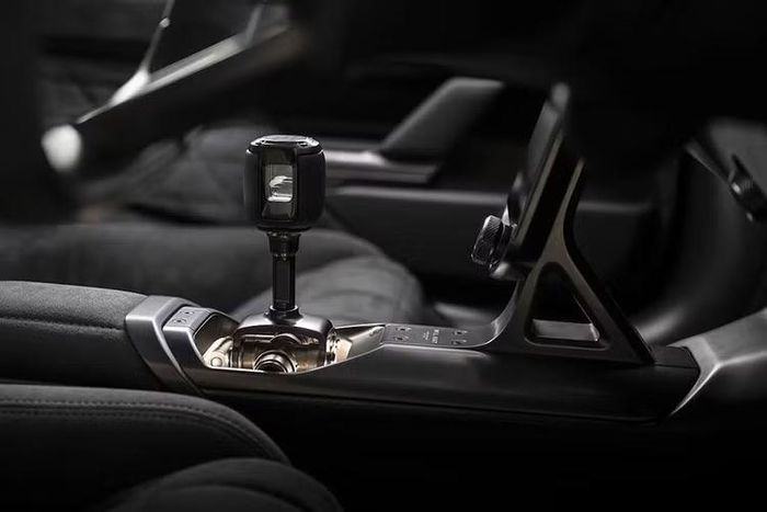 Nội thất cabin của siêu xe McLaren McL 6GT mới này cũng có các nút điều khiển bằng nhôm gia công, sợi carbon lộ ra ngoài và các đường may lấy cảm hứng từ M6GT nguyên bản.