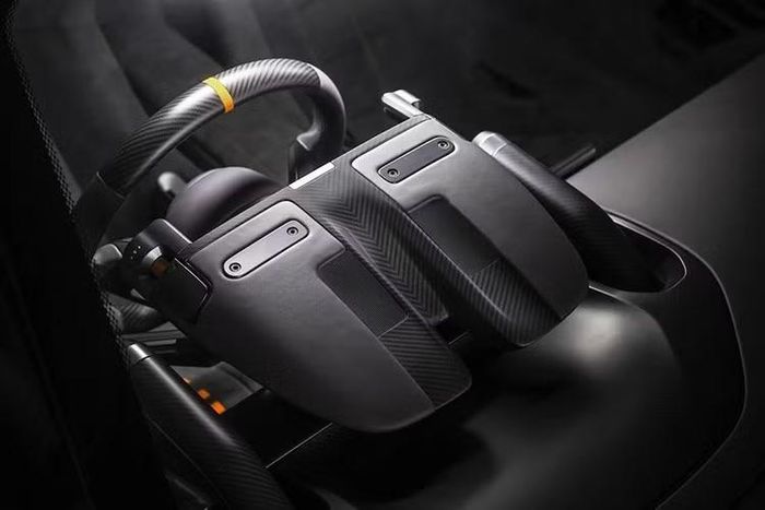 Điều đó giải thích tại sao McLaren 6GT lại trông khác biệt so với những chiếc McLaren hiện đại. Nó thấp và rộng, với phần mũi xe rất khác biệt ôm sát mặt đất, các bề mặt được thiết kế gọn gàng và phần đuôi xe được vuốt vểnh lên một chút.