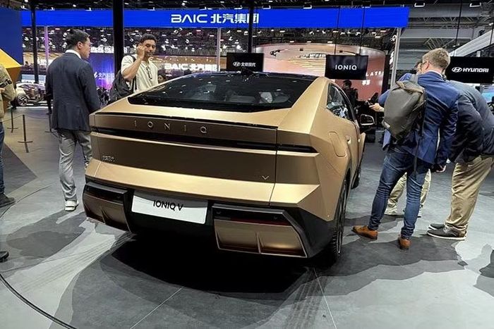 Theo Beijing Hyundai, Ioniq V sẽ chính thức mở đặt trước vào ngày 21/8 tại Triển lãm ô tô Thành Đô 2026. Đây là một trong những triển lãm ô tô lớn tại Trung Quốc, bên cạnh các sự kiện tổ chức ở Bắc Kinh, Thượng Hải và Quảng Châu.