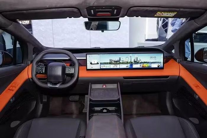 Bên trong khoang cabin, Ioniq V được trang bị màn hình kép cỡ lớn 27 inch kết hợp màn hình hiển thị thông tin trên kính lái HUD. Điểm nhấn công nghệ khác là hệ thống hỗ trợ lái tự động do Momenta phát triển. Hiện tại, hãng chưa có kế hoạch xuất khẩu mẫu xe này sang các thị trường quốc tế.