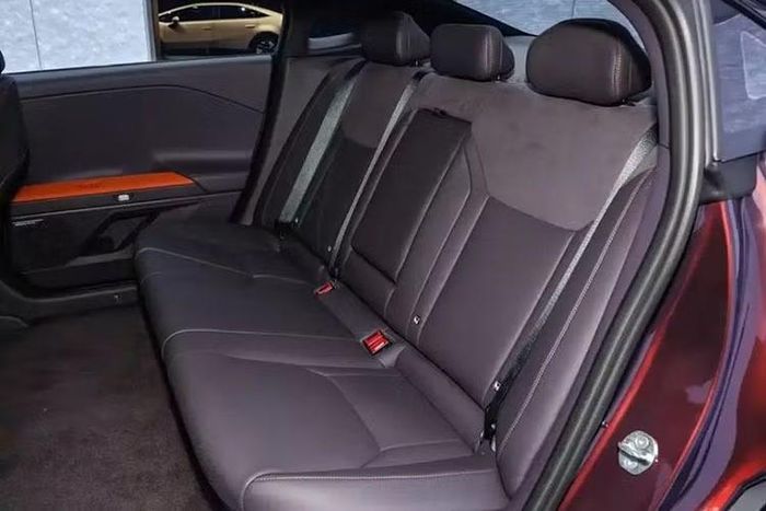 Về mặt kỹ thuật, Hyundai Ioniq V được xây dựng trên cấu trúc điện áp cao 800V. Ở phiên bản tiêu chuẩn, xe được trang bị bộ pin LFP dung lượng 53,5 kWh do CATL cung cấp, kết hợp mô-tơ điện công suất 140 kW (tương đương 188 mã lực). Cấu hình này giúp xe đạt tầm hoạt động từ 520 km đến 540 km theo chuẩn CLTC tùy thuộc vào lượng trang bị đi kèm.