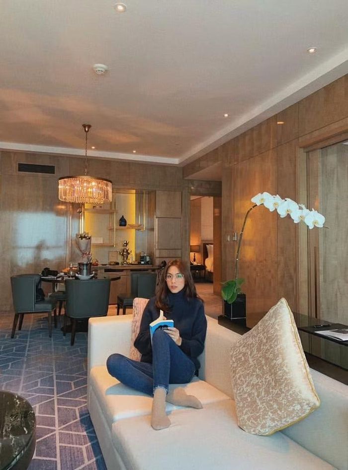 Đọc sách là sở thích được Tăng Thanh Hà duy trì qua nhiều giai đoạn trong cuộc sống. Ảnh: FB Tăng Thanh Hà.