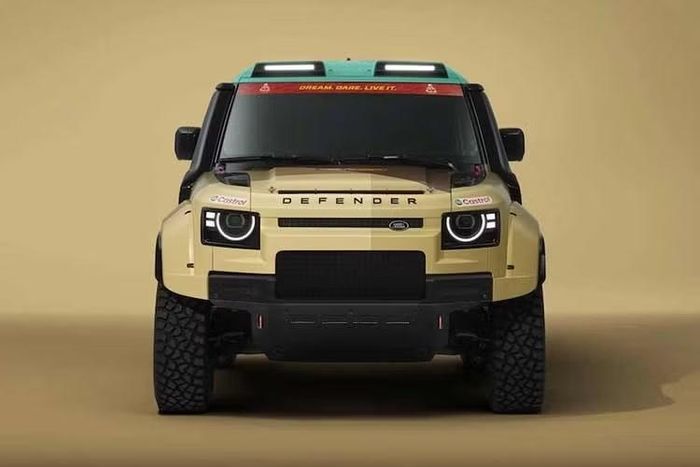 Phiên bản Dakar có bề rộng lớn hơn so với Defender thông thường , khoảng sáng gầm cao hơn, mâm xe rèn 20 inch với lốp địa hình 35 inch, lò xo phuộc và giảm xóc Bilstein. Xe cũng được trang bị chế độ lái Dunes và Gravel, cùng với Chế độ Bay (Flight Mode), công nghệ được phát triển để giúp xe đua xử lý tình huống bị nhấc bổng lên không trung.