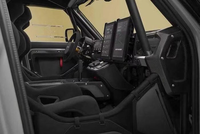 Khách hàng quan tâm đến mẫu siêu SUV Land Rover Defender Dakar này có thể đăng ký ngay bây giờ, việc đặt trước sẽ bắt đầu vào đầu năm 2027 và thông tin kỹ thuật chi tiết hơn sẽ được công bố tại giải đua Dakar Rally 2027.