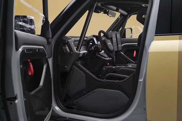 Khoang hành lý cũng được trang bị giá đỡ chuyên dụng cho bánh xe dự phòng và máy nén khí. Land Rover, hay Defender như thương hiệu độc lập hiện nay tự gọi mình, vẫn chưa cho biết sẽ sản xuất bao nhiêu chiếc xe phiên bản đường phố hay giá bán của mỗi chiếc.