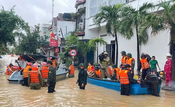 Hàng trăm cán bộ chiến sĩ Công an tỉnh Gia Lai vận chuyển hàng thiết yếu hỗ trợ người dân trong bão lũ năm 2025. Ảnh: Trần Hoàn