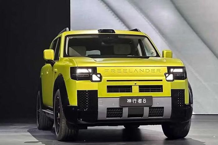 Nhờ đó, Freelander 8 sở hữu phạm vi chạy thuần điện 310 km theo tiêu chuẩn CLTC. Nhiệm vụ truyền lực cho bánh xe thuộc về 2 mô-tơ với tổng công suất 610 kW (khoảng 818 mã lực) và mô-men xoắn cực đại 813 Nm, giúp xe tăng tốc 0-100 km/h trong 4,6 giây.