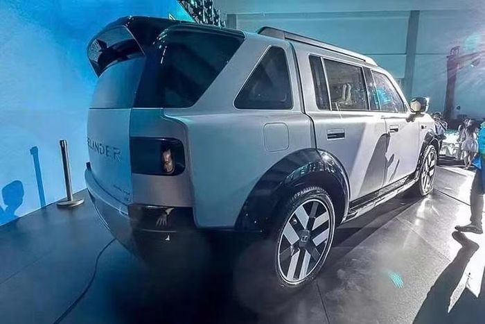 Freelander 8 vốn là phiên bản thương mại của mẫu xe ý tưởng Concept 97 và duy trì kiểu dáng vuông vức đặc trưng của thương hiệu. Ngoại thất sở hữu lưới tản nhiệt đóng kín và cụm đèn pha hình chữ nhật. Xe có 3 màu ngoại thất do Giám đốc thiết kế toàn cầu Phil Simmons thiết kế, gồm vàng Thermal Lemon Gold, bạc Streaming Silver và tím Twilight Purple.