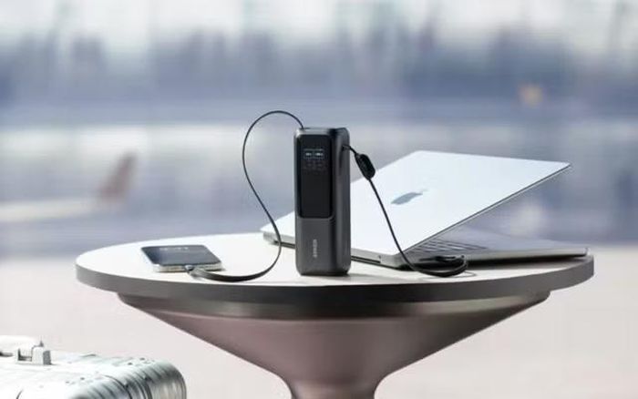 1. Anker Laptop Power Bank là lựa chọn nổi bật cho người thường xuyên di chuyển với dung lượng 25.000mAh, tổng công suất 165W, hai cáp tích hợp hỗ trợ tối đa 100W mỗi sợi và màn hình hiển thị dung lượng cùng tốc độ sạc, với giá tham khảo khoảng 1,8 triệu đồng.