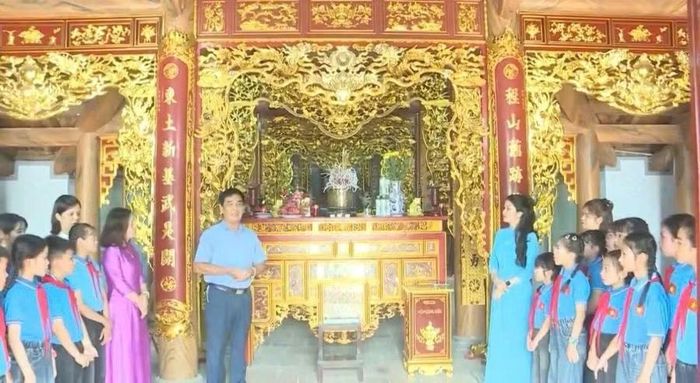 Cán bộ, giáo viên và học sinh Trường Tiểu học Cao Xá tham quan, trải nghiệm tại đền thờ Trạng nguyên Vũ Duệ.