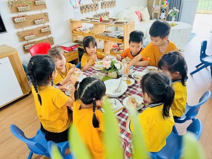 Mô hình bữa cơm gia đình được thực hiện tại Trường Mầm non An Khánh B (xã An Khánh, Hà Nội) năm học 2025-2026. Ảnh: Đình Tuệ.