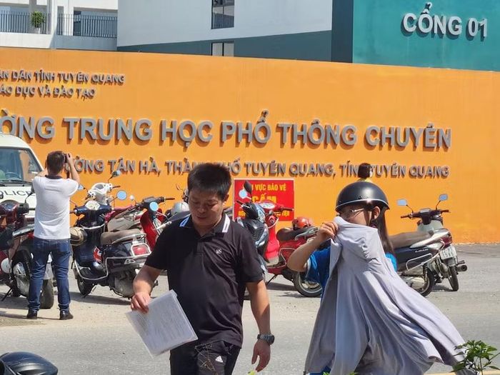 Phụ huynh đón và động viên tâm lý thí sinh.