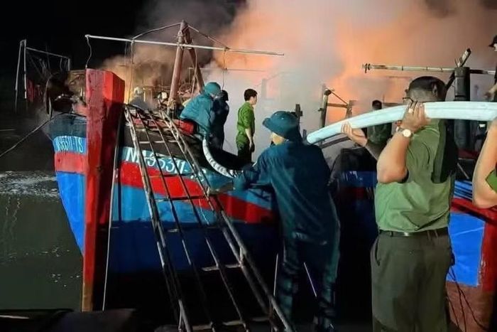 Lực lượng chức năng tham gia dập lửa. (Ảnh: CSCC)