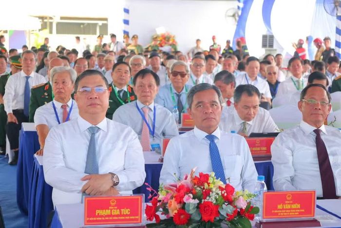 Ông Phạm Gia Túc, Phó Thủ tướng Thường trực Chính phủ, cùng ông Hồ Văn Niên, Bí thư Tỉnh ủy Quảng Ngãi dự lễ khởi công.