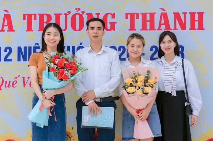 Thầy Nguyễn Tiến Nghĩa và học trò.