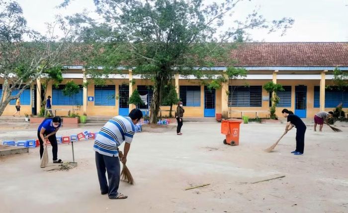 Giáo viên vệ sinh trường, lớp chuẩn bị năm học mới.