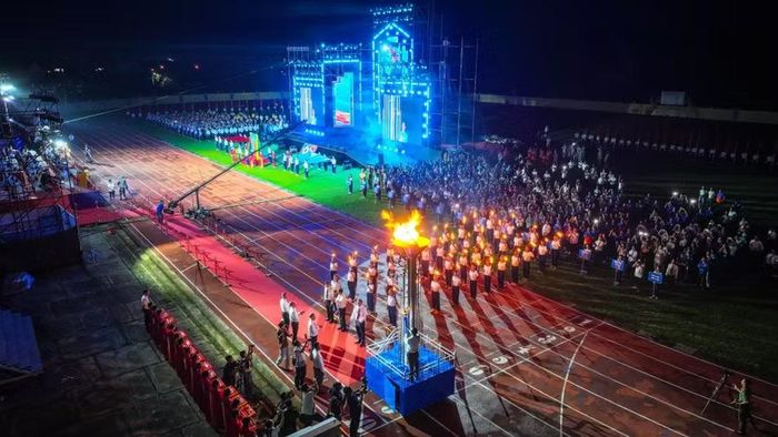 Ngọn đuốc được thắp sáng tại lễ khai mạc.