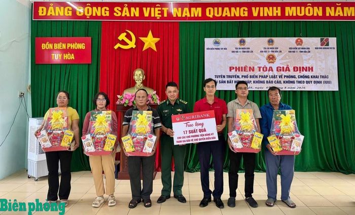 Đại diện các đơn vị tặng quà các chủ phương tiện trên địa bàn phường Tuy Hòa đăng ký tham gia bảo vệ chủ quyền biển, đảo. Ảnh: Thùy Dung