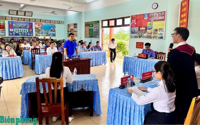 Chương trình “Phiên tòa giả định” tuyên truyền pháp luật về chống khai thác IUU được tổ chức tại Đồn Biên phòng Tuy Hòa. Ảnh: Thùy Dung