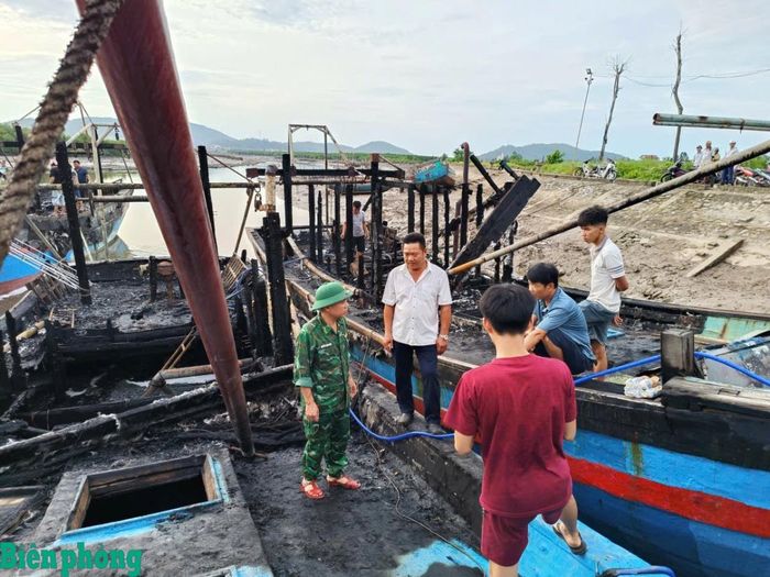 Cán bộ Đồn Biên phòng Quỳnh Thuận gặp gỡ, động viên bà con ngư dân sau vụ hỏa hoạn. Ảnh: Biên Cương