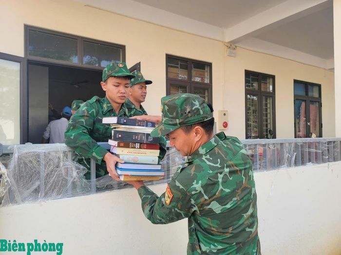 Cán bộ, chiến sĩ Đồn Biên phòng Yên Khương hỗ trợ sắp xếp tài liệu, thiết bị phục vụ công tác giảng dạy và học tập. Ảnh: Xuân Lâm