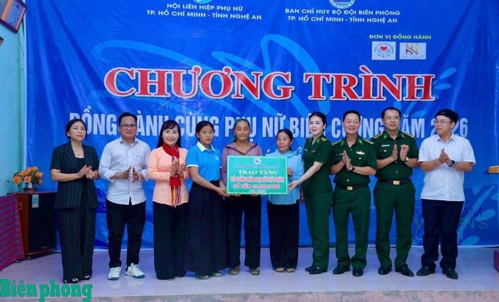 Ban tổ chức Chương trình trao tặng mô hình sinh kế bò giống cho các hội viên phụ nữ có hoàn cảnh khó khăn xã Tam Thái. Ảnh: Lê Thạch