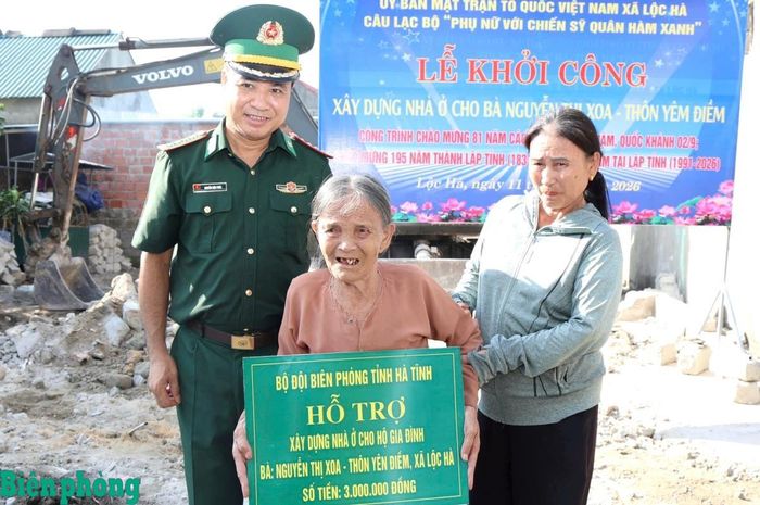 Đại tá Nguyễn Mậu Phúc, Phó Chính ủy Ban Chỉ huy Bộ đội Biên phòng tỉnh Hà Tĩnh trao tặng quà cho bà Nguyễn Thị Xoa nhân ngày khởi công làm nhà mới. Ảnh: Thanh Giang
