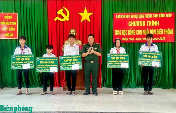 Đại tá Nguyễn Thanh Hòa, Chỉ huy trưởng Ban Chỉ huy Bộ đội Biên phòng tỉnh Đồng Tháp trao học bổng cho các em học sinh. Ảnh: Hòa Bình