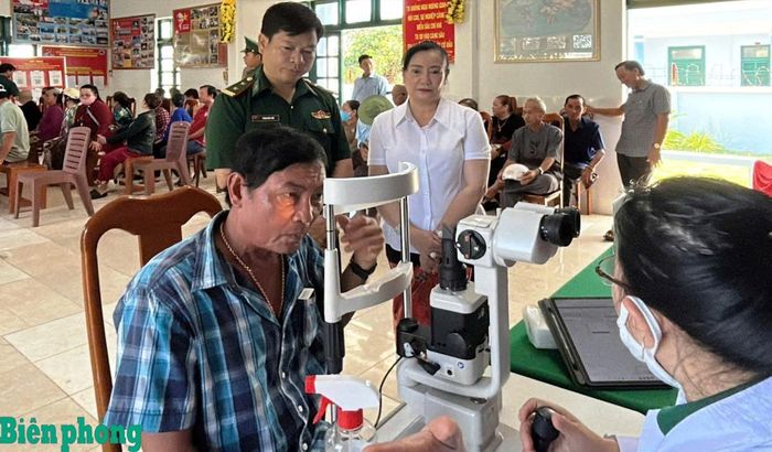 Bác sĩ Bệnh viện Mắt Sài Gòn Cà Mau khám, kiểm tra mắt cho người dân. Ảnh: Hoàng Tá