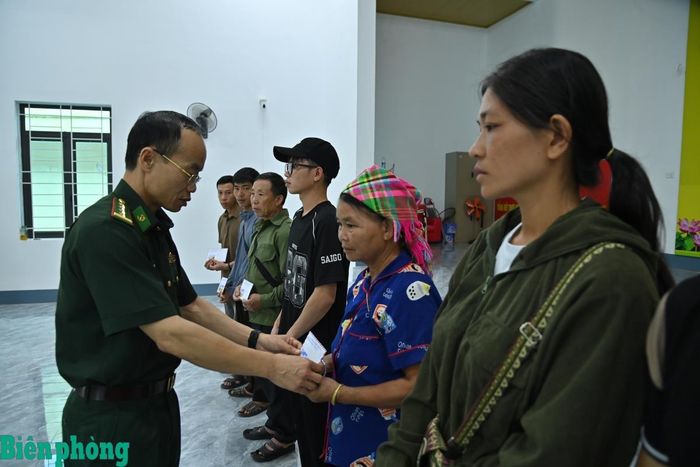 Đại tá Lô Văn Quý, Phó Chỉ huy trưởng Ban Chỉ huy Bộ đội Biên phòng tỉnh Lai Châu trao quà động viên các gia đình có người thân tử vong do trận lũ quét. Ảnh: Đức Duẩn