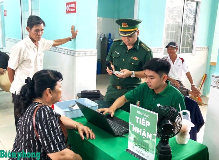 Cán bộ Đồn Biên phòng Đất Mũi tiếp nhận, hướng dẫn người dân trước khi khám mắt. Ảnh: Hoàng Tá