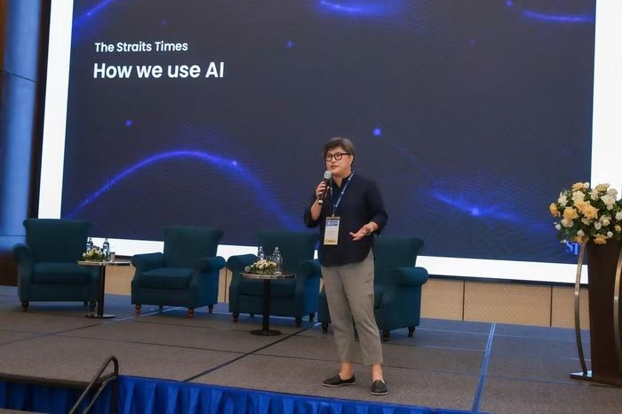Bà E-von Yeung, Biên tập viên Chiến lược Tòa soạn (AI & Đổi mới sáng tạo), Báo The Straits Times, SPH Media (Singapore), trình bày tại phiên 3 của Diễn đàn Trí tuệ nhân tạo (AI) quốc tế WAN-IFRA 2026, ngày 14/8. Ảnh: Sơn Hải