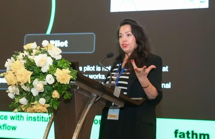Bà Claudia Báez trình bày tại phiên 3 của Diễn đàn Trí tuệ nhân tạo (AI) quốc tế WAN-IFRA 2026, ngày 14/8. Ảnh: Sơn Hải