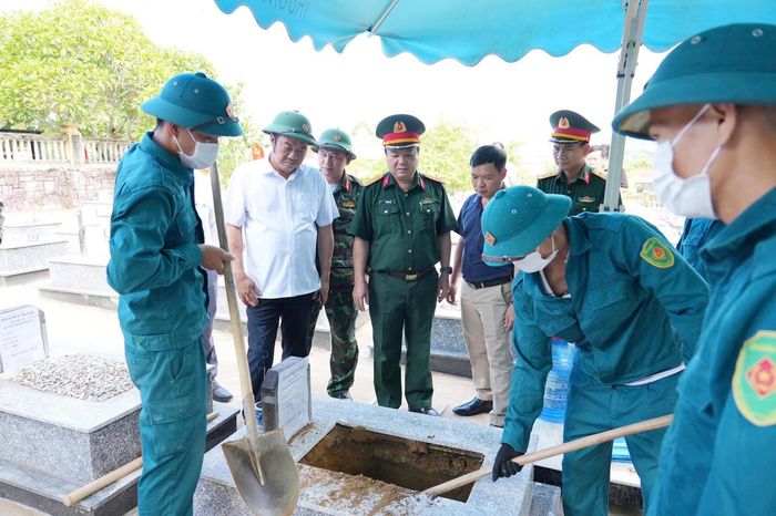Phó Chủ tịch UBND thành phố Nguyễn Văn Mạnh (áo trắng) động viên các lực lượng thực hiện Chiến dịch 500 ngày đêm. (Ảnh: Quang Đạo)