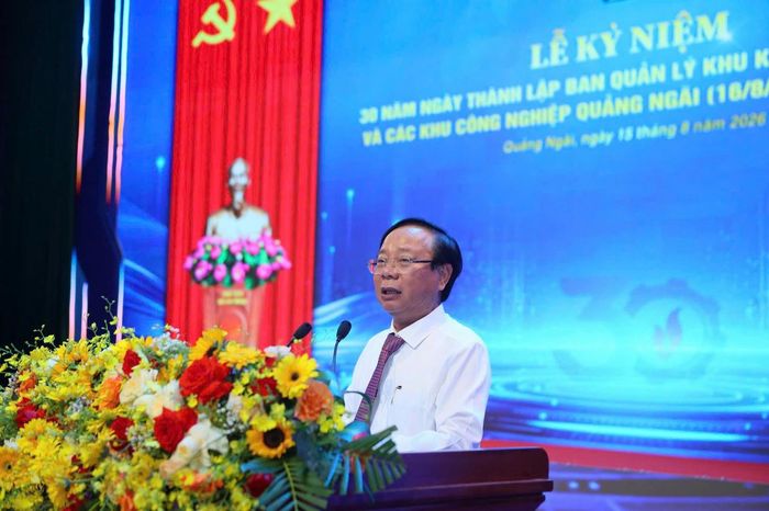 Trưởng Ban Quản lý Khu kinh tế Dung Quất và các Khu công nghiệp Quãng Ngãi Lương Kim Sơn phát biểu tại Lễ kỷ niệm (ảnh Vân Anh)